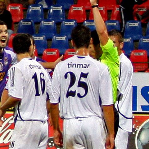 Remiză cu scântei între Astra şi Ceahlăul. Jucătorii ploieşteni, la un pas de a-l linşa pe centralul Marius Avram!