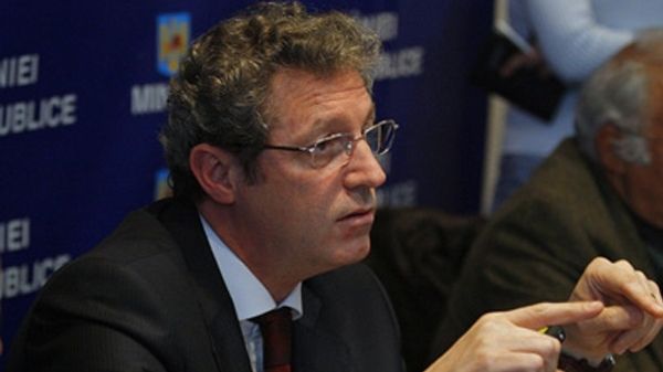 Adrian-Streinu Cercel s-a vaccinat contra gripei noi, în prezenţa jurnaliştilor