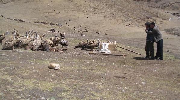 TRADIŢII BIZARE. Episodul VIII: Rituri funerare