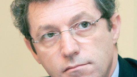 Local authorities report the first death caused by swine flu, in eastern Romania