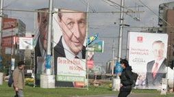 Academia Caţavencu: Băsescu a ieşit câştigător în cursa... afişelor electorale