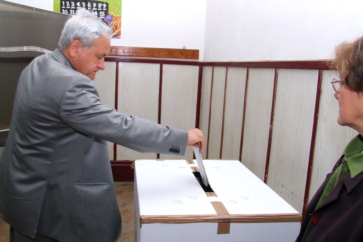 Votul pentru preşedinte şi la referendum se dă în acelaţi timp, nu se poate reveni la urne