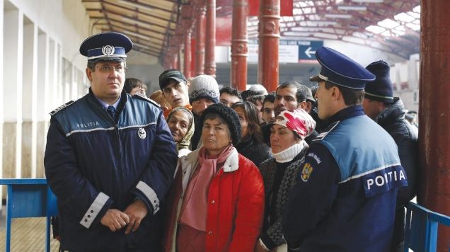 CRONICA UNEI ZILE NEBUNE: Români buluc la urne, fraude, arestaţi, exit-polluri şi circ