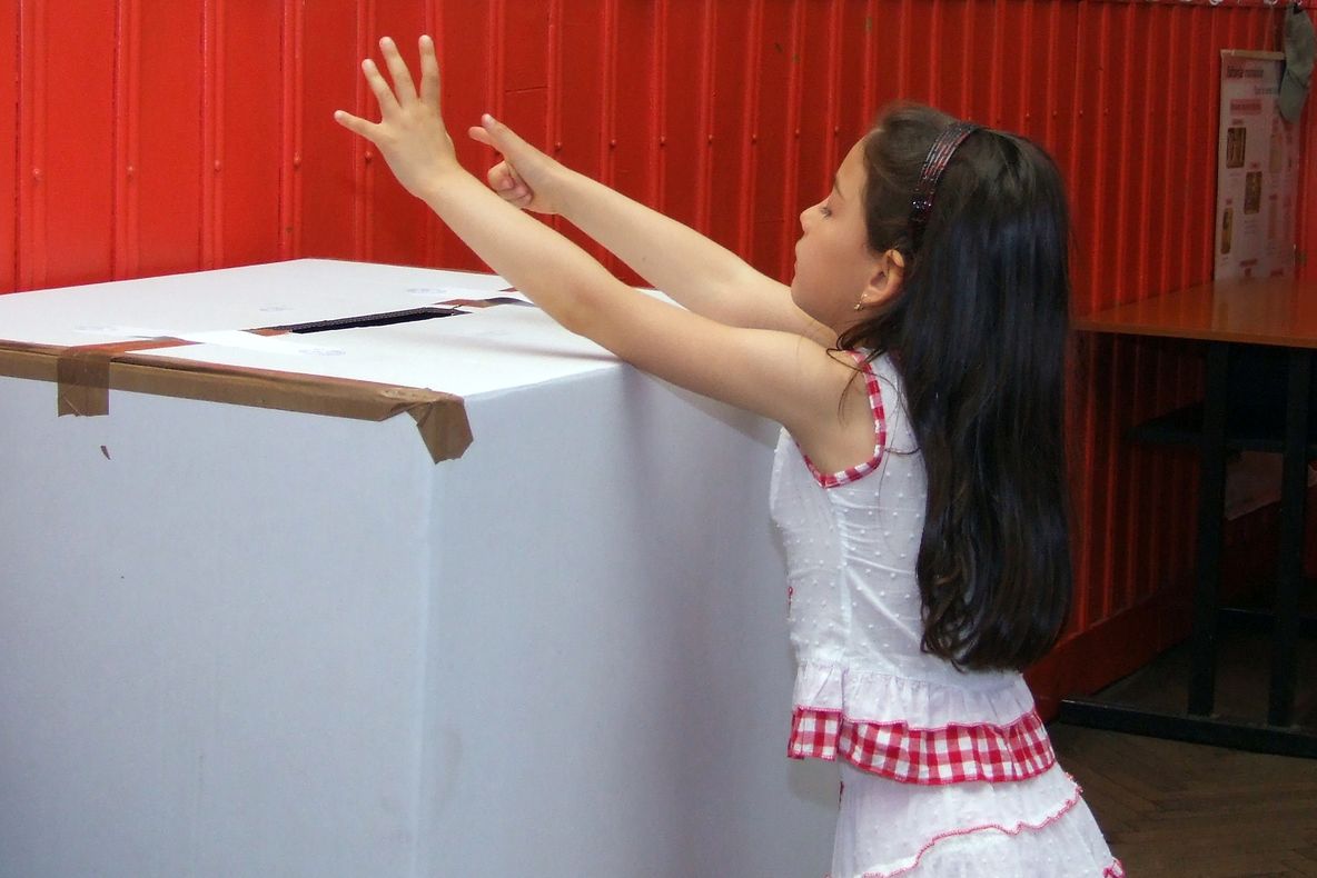 Un doljean s-a ales cu dosar penal după ce a rupt buletinele de vot ale concubinei sale