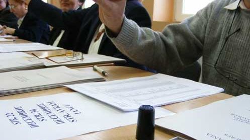 Două persoane reţinute pentru mită electorală, în Braşov