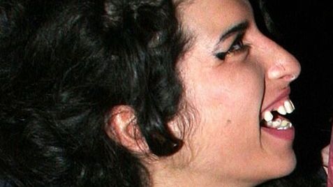 Amy Winehouse îşi operează \"nasul de vrăjitoare\"