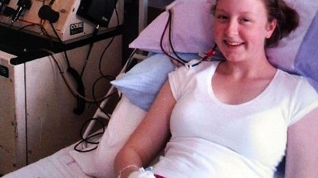 O adolescentă este nevoită să petreacă fiecare noapte la spital din cauza unei forme unice de diabet