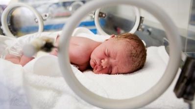 Nou-născutul ars la Maternitatea \"Bucur\" a fost supus unei a doua operaţii