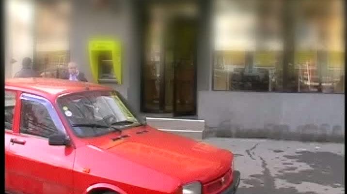 Doi indivizi în costume de motociclişti au ameninţat cu un pistol casiera unei bănci din Reşiţa