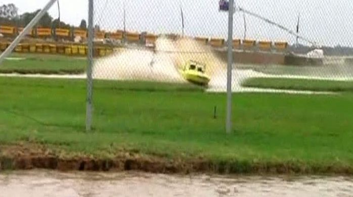 Doi australieni au fost la un pas de moarte într-o competiţie cu bărci