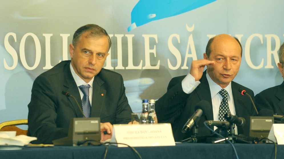 Băsescu şi Geoană au intrat în turul doi, potrivit tuturor exit-poll-urilor