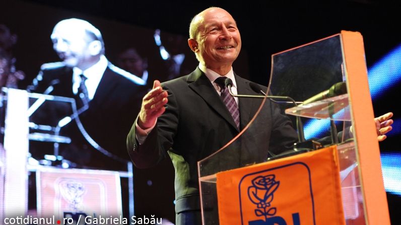 DIN CULISELE PD-L. Băsescu: Să sărbătoresc, ce? Referendumul, dar ăsta acasă cu soţia