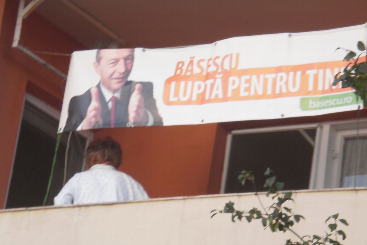 Un constănţean, care stă lângă o secţie de votare, şi-a pus bannerele cu Traian Băsescu pe balcon