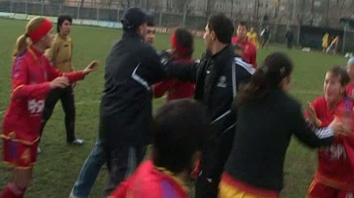 Bătaie generală la derby-ul campionatului de fotbal feminin. VEZI VIDEO!