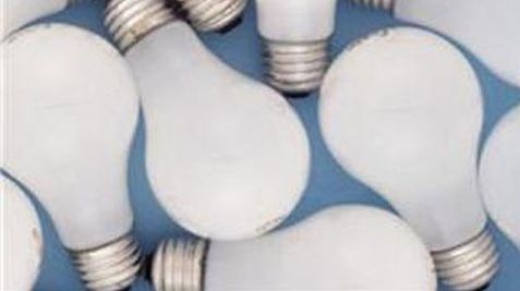 Carrefour vinde becuri ilegale, KIKA și Kaufland renunţă la acestea