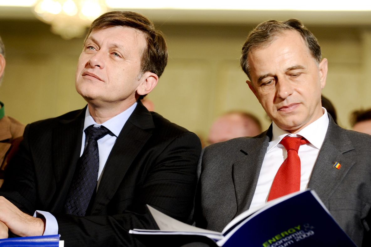 Geoană către jurnalişti:Ar trebui să fac o poliţă de asigurare, că aveţi riscuri profesionale/Antonescu: Sunt bine plătiţi