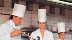 Angajaţii de la Combinatului Azomureş şi din sistemul sanitar mureşean fac cursuri de bucătari şi instalatori