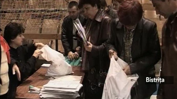 Aglomeraţie mare şi ore întregi de aşteptare la predarea buletinelor de vot
