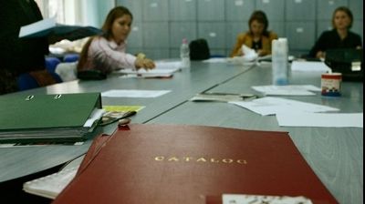 Profesorii primesc zile libere plătite în 2010, dacă vin la şcoală în perioada concediului fără plată