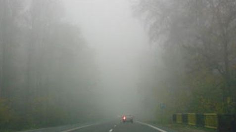 Ceaţa dă peste cap traficul rutier şi aerian în mai multe zone din ţară 