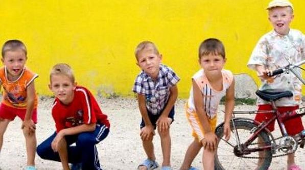 Copiii emigranţilor români speră să îşi vadă părinţii întorcându-se în curând 