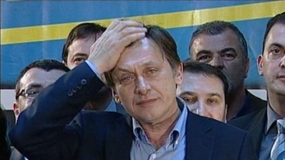 Candidaţii au fost relaxaţi înainte de anunţarea exit-poll-urilor, fiind preocupaţi de freză şi cântece populare