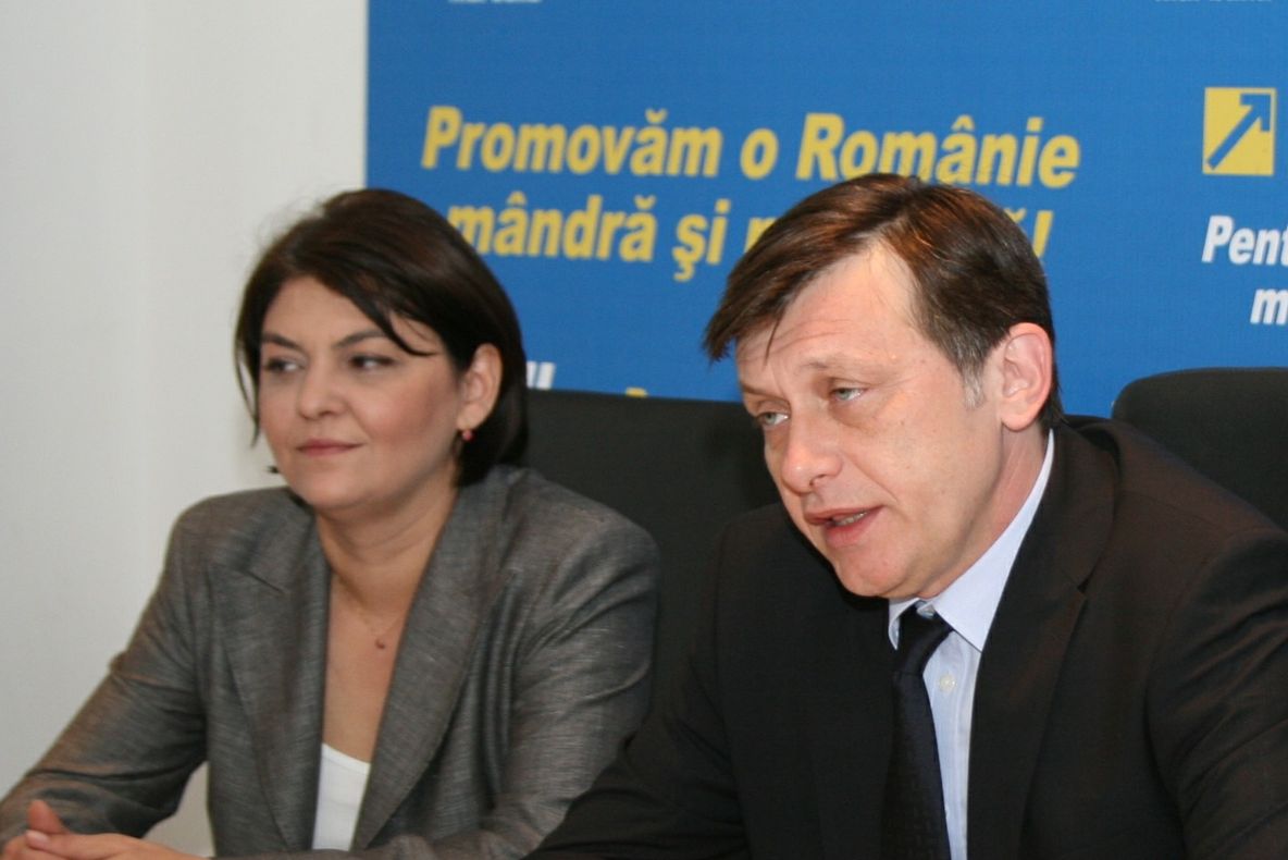 DIN CULISELE PNL: Crin Antonescu a rămas la sediu pentru numărătoarea paralelă