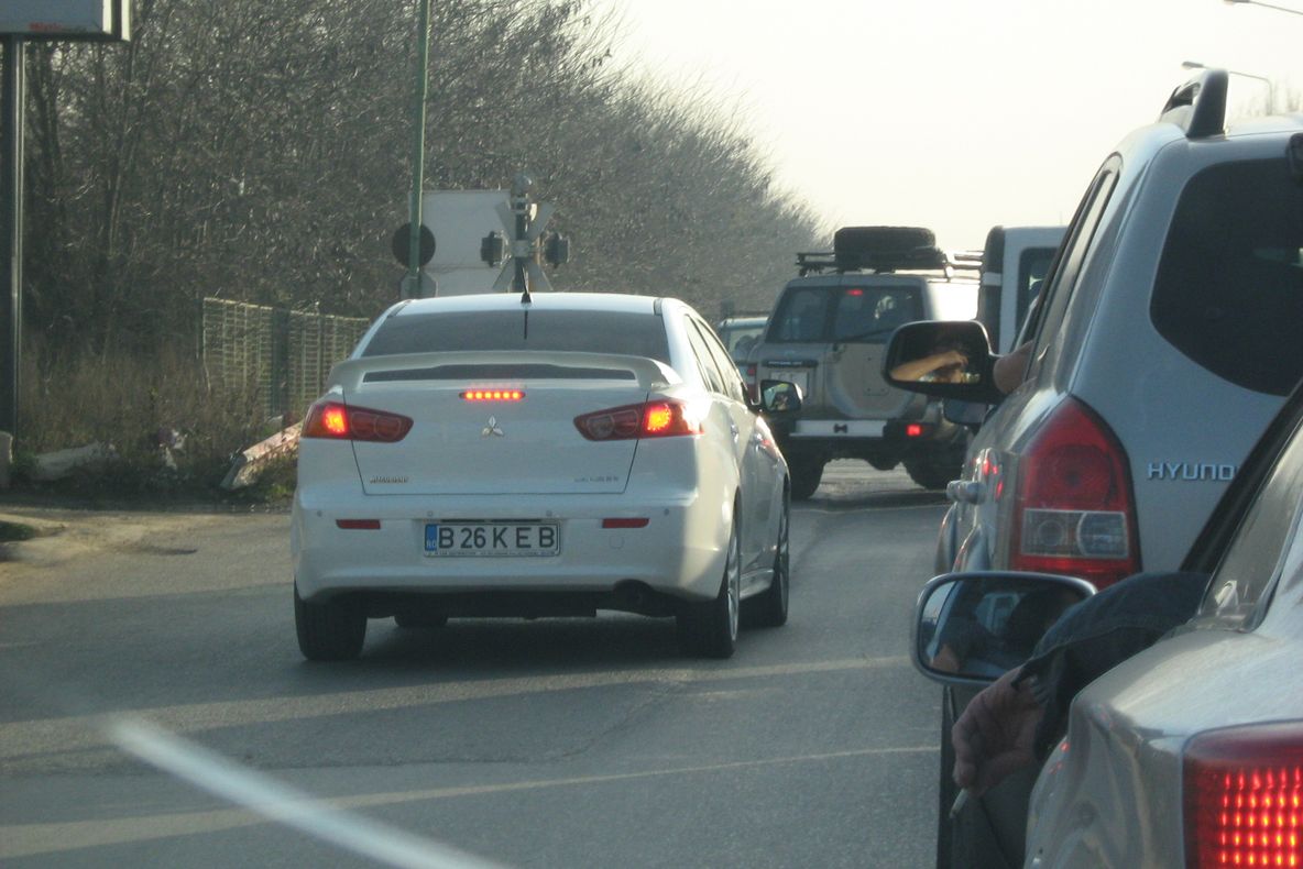 Trecerea la nivel cu calea ferată nu este respectată de şoferi 