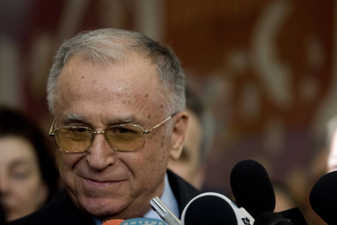 Iliescu, întrebat cum a votat: \"Pentru Băses...pentru Geoană\"