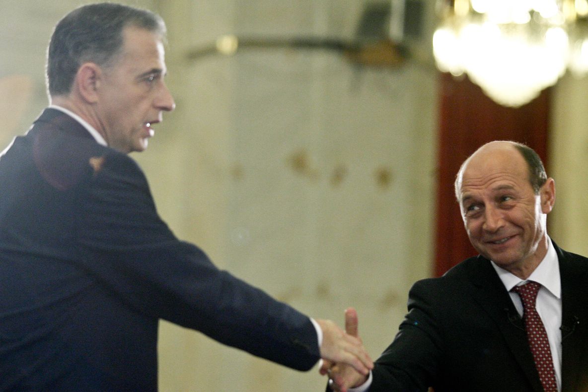 Băsescu l-a invitat pe Geoană luni, la ora 19.00, la o dezbatere. Geoană i-a răspuns că are alt program stabilit pentru luni