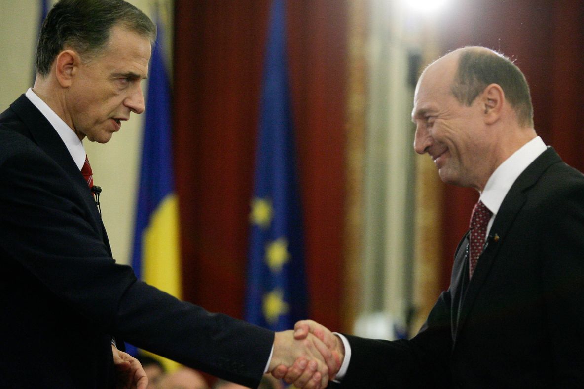 SONDAJ: Cu cine vor vota alegătorii lui Antonescu în turul II?