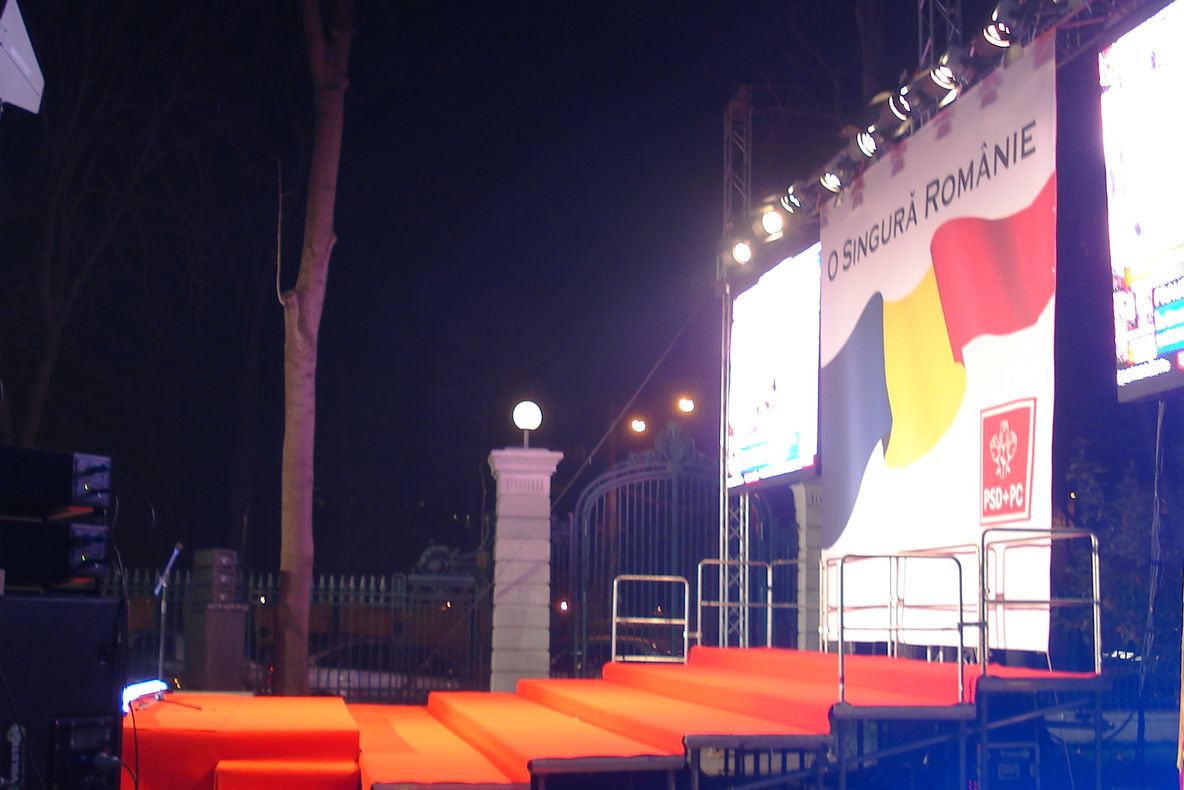 Pregătiri intense la PSD pentru momentul exit-poll-ului: agitație, plasme, lumini și scena roșie 