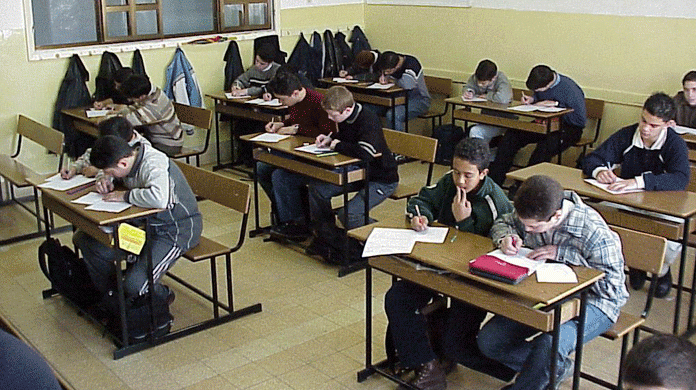 Toate şcolile din Botoşani au fost închise luni, din cauza noii gripe