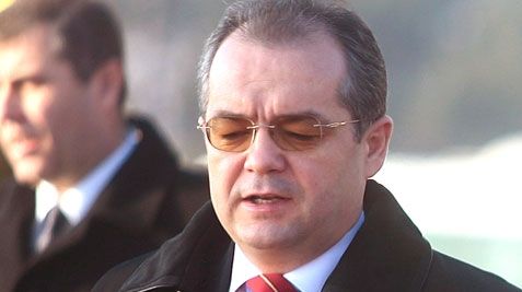 Emil Boc îl acuză pe Racoviceanu de \"manipulare grosolană\" când spune că înregistrarea a trecut pe la PD-L