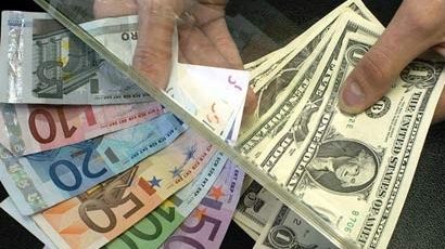 Euro pierde teren în faţa dolarului, după indicatorii macroeconomici negativi din Statele Unite 