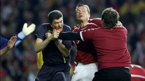 Suporterul danez care a întrerupt meciul cu Suedia, amendat cu 121.000 euro!