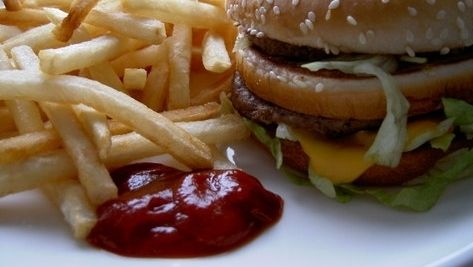 Mancarea fast food, o adevărată ameninţare pentru sănătatea adolescenţilor
