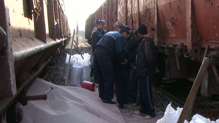 Poliţiştii au prins trei bărbaţi care furaseră zece tone de îngrăşăminte