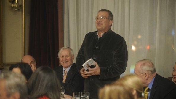 Geoană intră cu „Încredere” în lumea scriitorilor