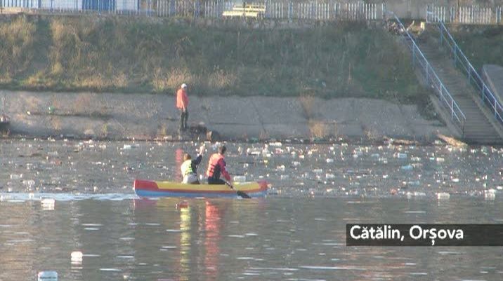 Mii de sticle de plastic plutesc pe apa golfului Cerna