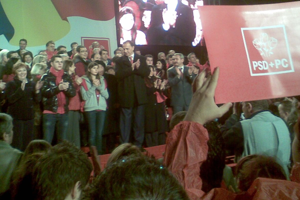 DIN CULISELE PSD: Mircea Geoană îşi citea discursul în timp ce soţia sa zâmbea şi aplauda