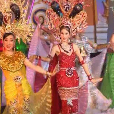 Travestiţii şi trassexualii din Thailanda au participat la un concurs de frumuseţe