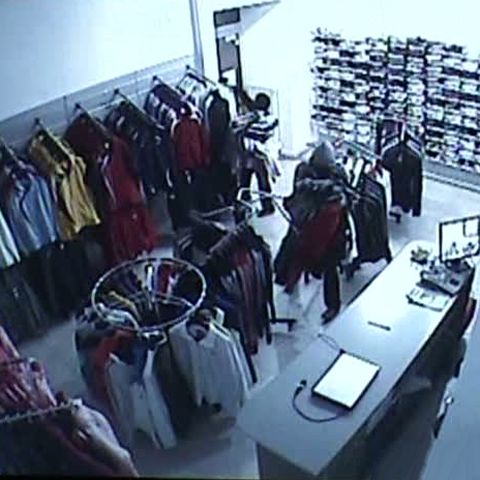 Doi bărbaţi au golit un magazin de hanorace şi treninguri în numai 11 secunde, în plină zi