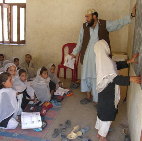 Afganistanul îşi închide şcolile din cauza gripei porcine