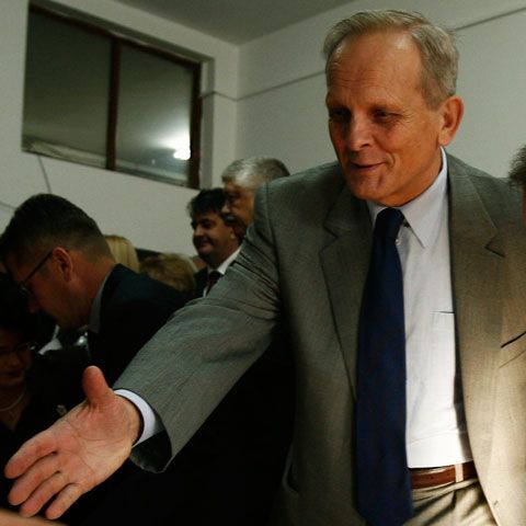 Stolojan anunţă că bugetul pe anul viitor este gata şi poate fi trecut prin Parlament