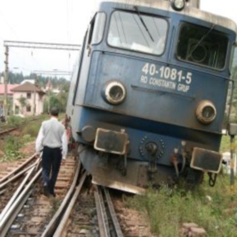 Un tren accelerat a fost lovit de o locomotivă, în Bistriţa-Năsăud. Trei persoane au fost grav rănite