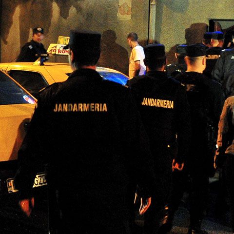 Trei tineri orădeni suspectaţi că au furat bunuri dintr-o şcoală au fost arestaţi preventiv