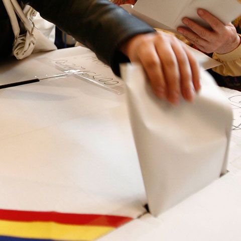 BEJ Iaşi a dispus îndepărtarea afişelor cu Traian Băsescu privind referendumul