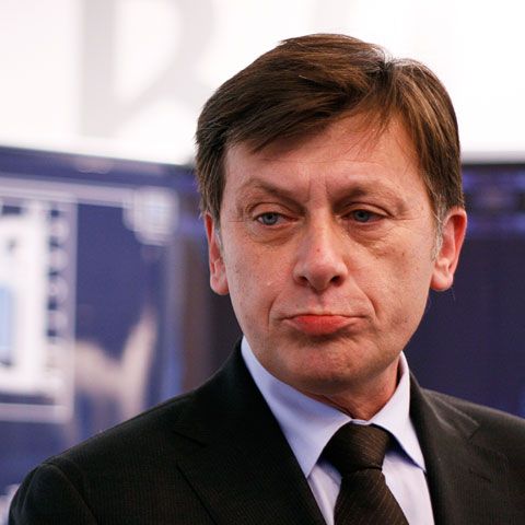 Crin Antonescu ar fi preşedintele nejucător, mereu absent, care în faţa unei crize ar spune că este la bibliotecă sau ar pleca în insula Capri, spun psihologii 