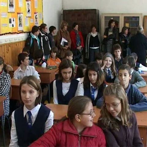Elevii din Mureş îşi ajută colegii săraci cu câte un ghiozdan plin de cartofi